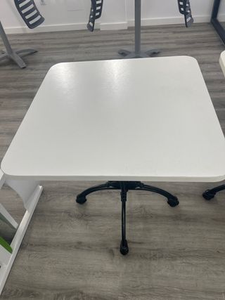 Mesa de madera con base de metal