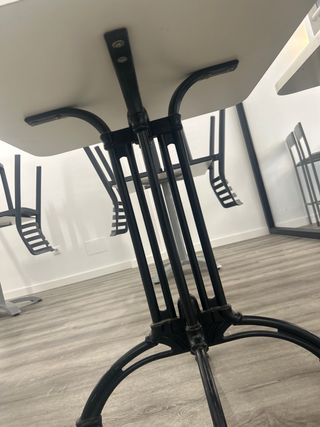 Mesa de madera con base de metal