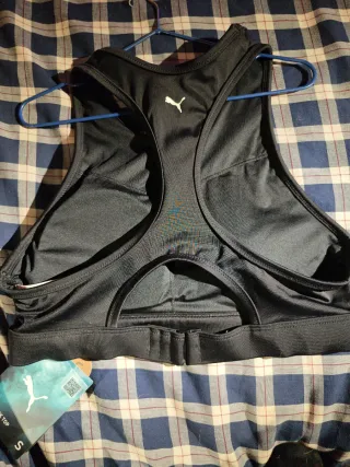 Top deportivo Puma negro