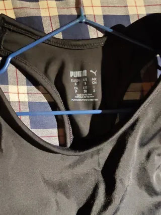 Top deportivo Puma negro