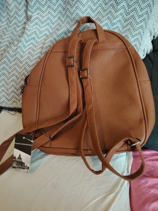 Mochila de piel marrón con logo DR