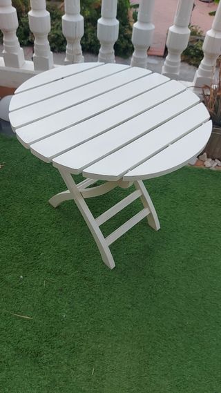 Mesa redonda plegable de madera blanca