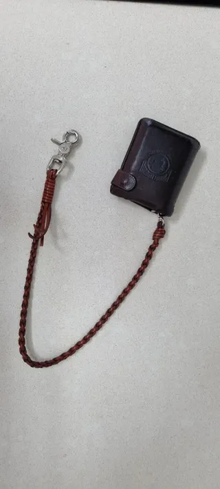 Correa de piel tipo biker para llaves o cartera