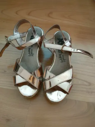 Sandalias cuña doradas