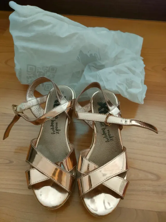 Sandalias cuña doradas