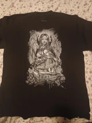Camiseta Negra con Diseño Gráfico