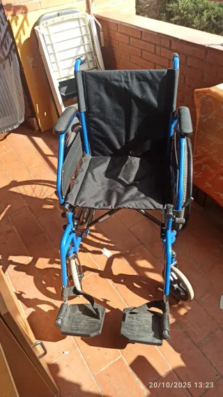 Silla de ruedas azul plegable