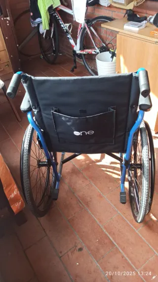 Silla de ruedas azul plegable