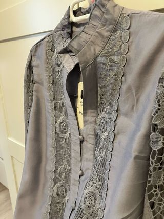 Blusa gris con encaje talla S-M