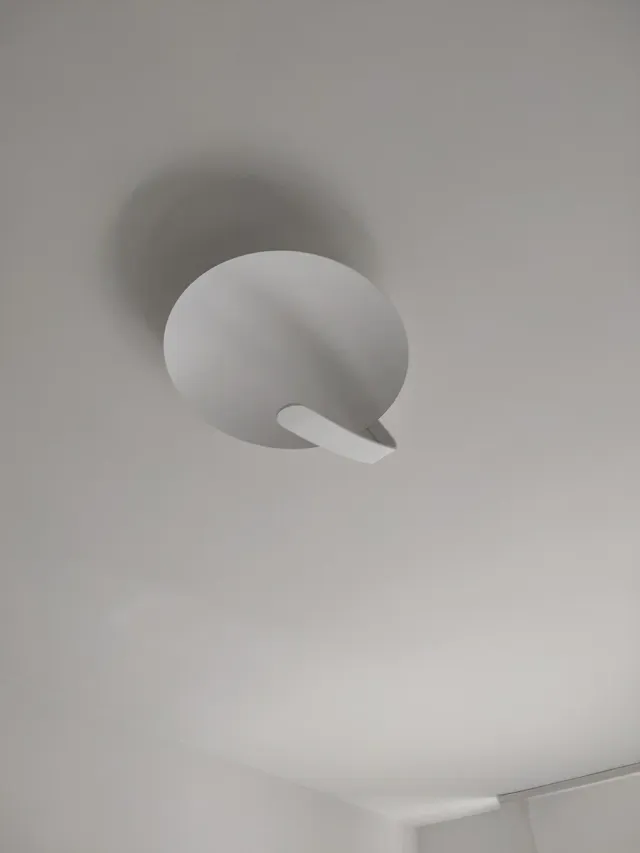 Moderna lampada da soffitto a LED.