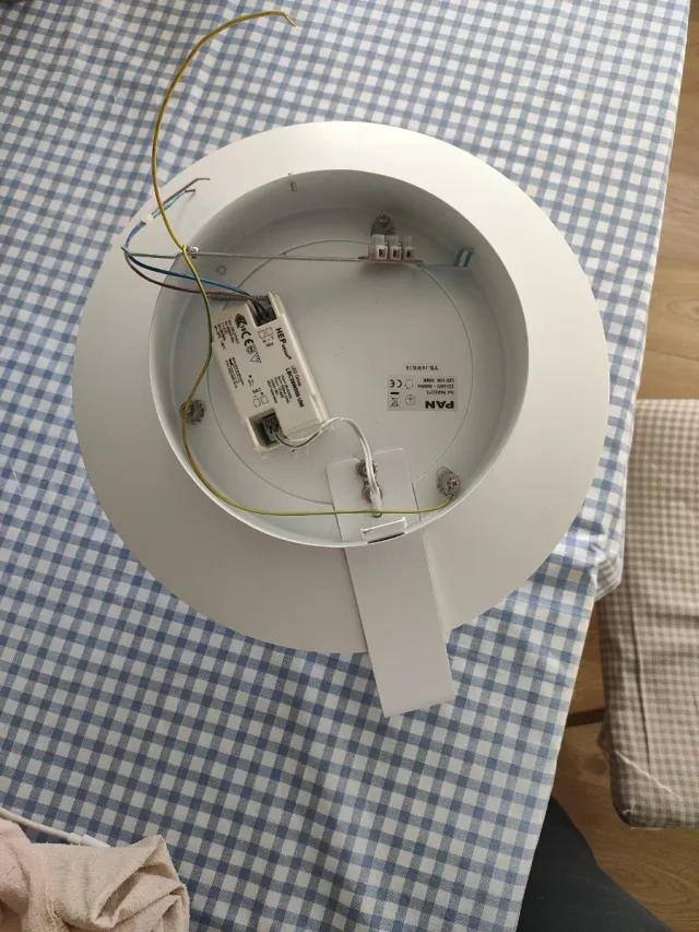 Moderna lampada da soffitto a LED.