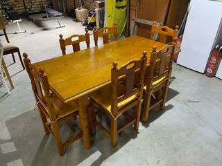 Mesa de comedor provenzal con cristal y sillas