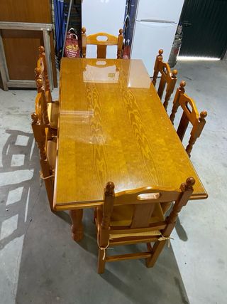 Mesa de comedor provenzal con cristal y sillas