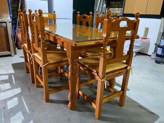 Mesa de comedor provenzal con cristal y sillas