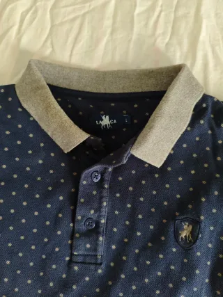 Polo azul de lunares 