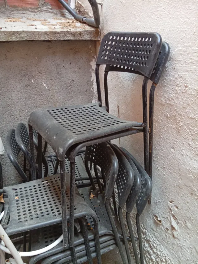 12 Sillas de Metal y Plástico Negras