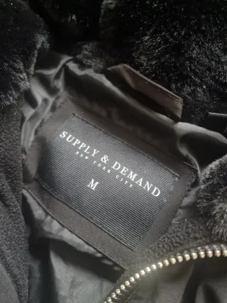 Abrigo negro con capucha de pelo Supply & Demand