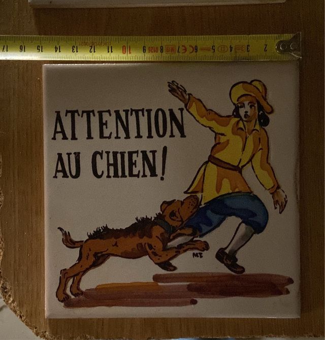 Cerámica antigua “Attention au chien!”