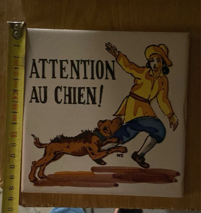 Cerámica antigua “Attention au chien!”