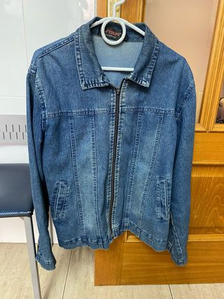 Chaqueta vaquera con cremallera y bolsillos