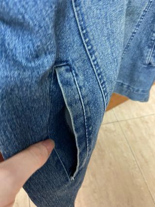Chaqueta vaquera con cremallera y bolsillos
