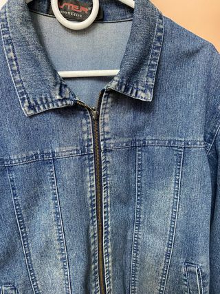 Chaqueta vaquera con cremallera y bolsillos