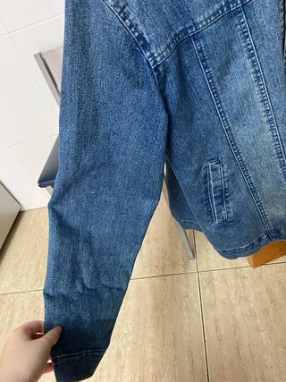 Chaqueta vaquera con cremallera y bolsillos