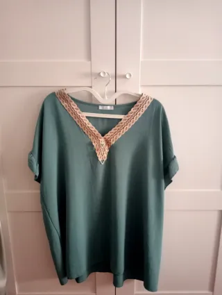 Blusa verde escote pico con encaje