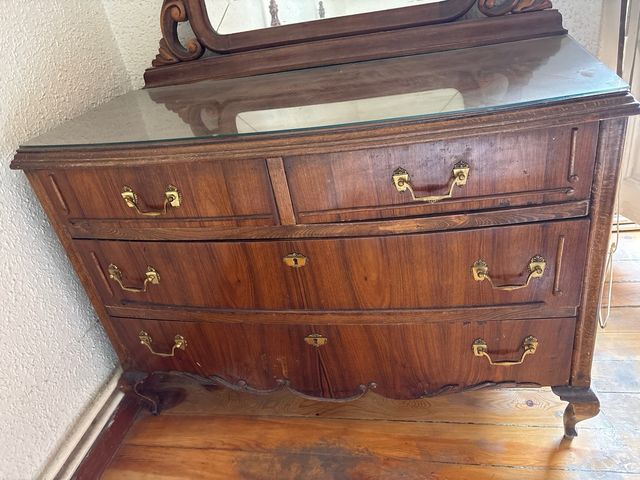 Tocador de madera con espejo