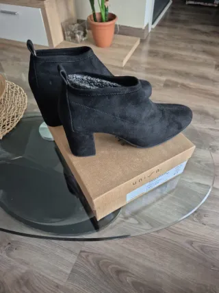 Botines UNISA Talla 41 Negros