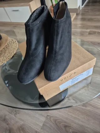 Botines UNISA Talla 41 Negros