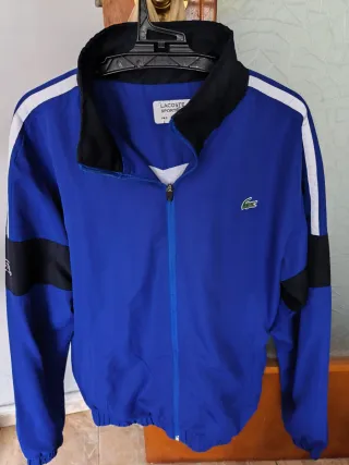 Chaqueta deportiva Lacoste azul y negra Talla M.