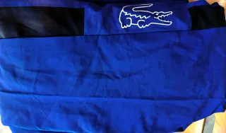 Chaqueta deportiva Lacoste azul y negra Talla M.