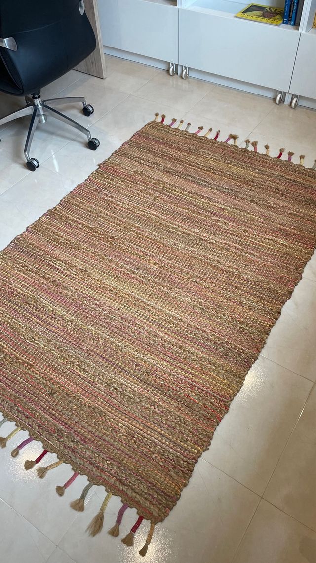 Alfombra de yute con flecos