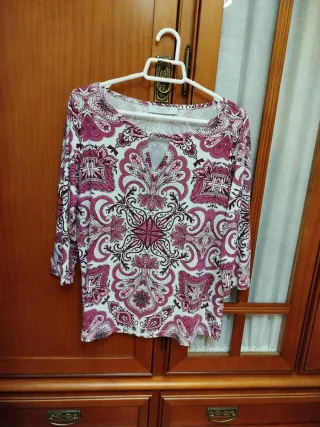 Camiseta estampada ,color fucsia marrón y blanco,