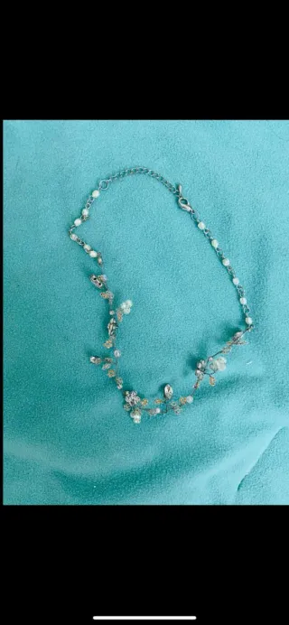 Collana nuova con perline e cristalli