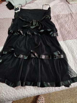 Vestido de fiesta negro con volantes