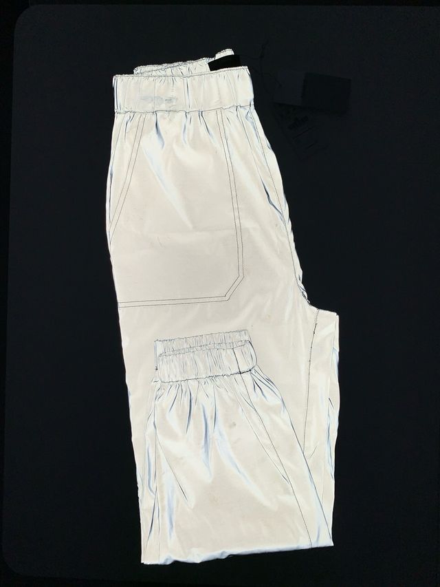 Pantalón Pull&Bear efecto reflectante gris