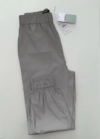 Pantalón Pull&Bear efecto reflectante gris