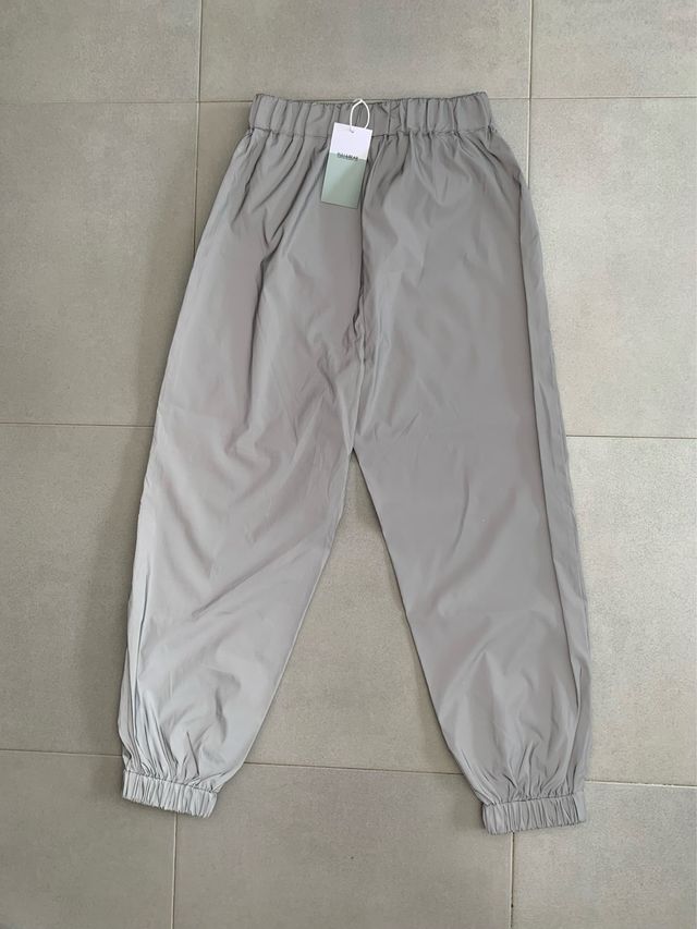 Pantalón Pull&Bear efecto reflectante gris