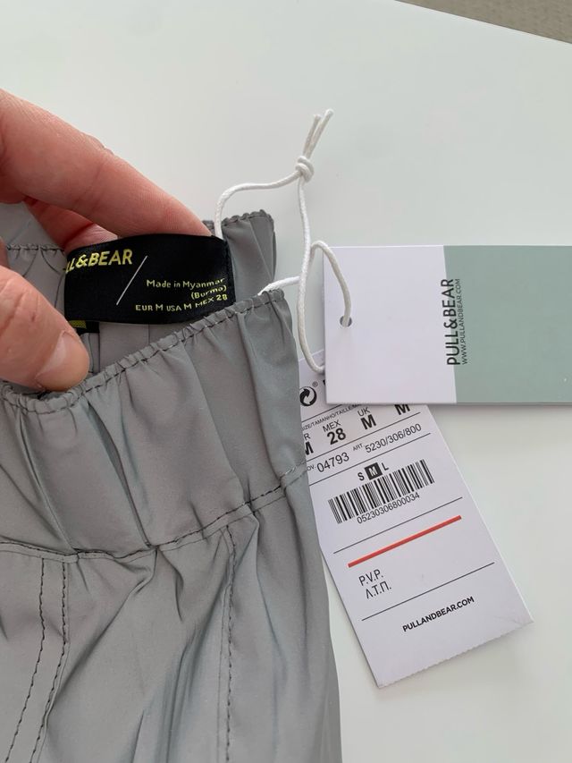 Pantalón Pull&Bear efecto reflectante gris