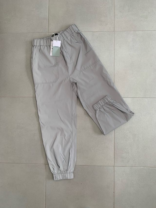 Pantalón Pull&Bear efecto reflectante gris