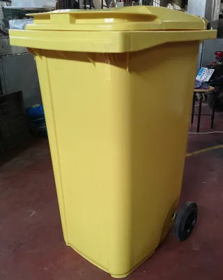 Contenedor reciclaje 240L con ruedas