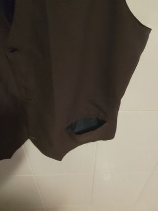 Chaleco marrón y negro 