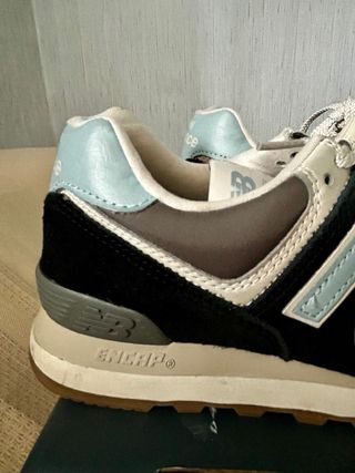 New Balance 574 negras y azul claro