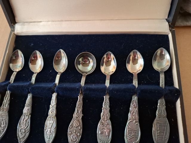 Set di 8 cucchiai in argento antico