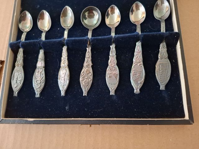 Set di 8 cucchiai in argento antico