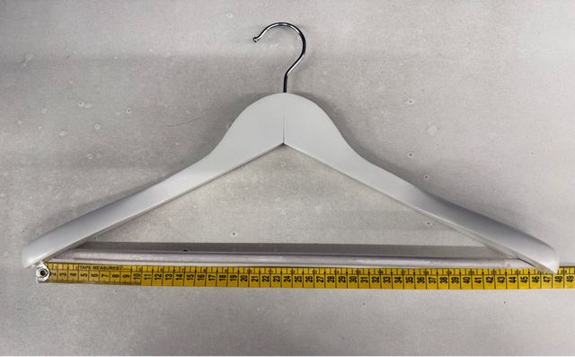 Perchas de sastrería lacadas