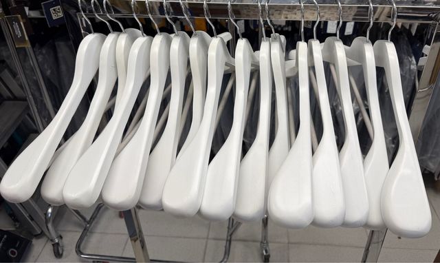 Perchas de sastrería lacadas