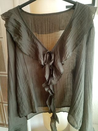 Blusa verde oliva con volantes